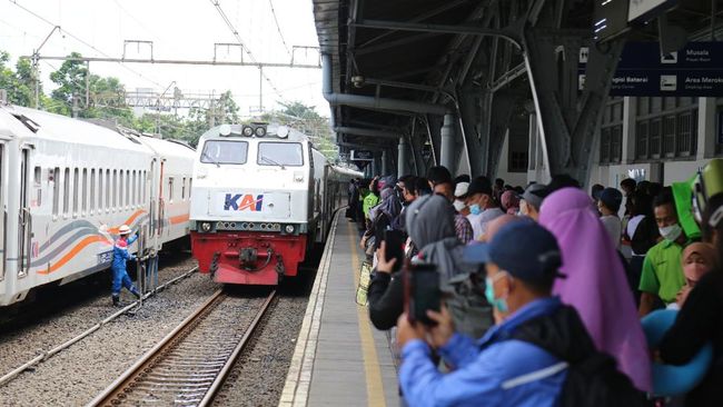 Pemudik Arus Balik Masih Padat, Tiket Kereta Api Tambahan Langsung Habis